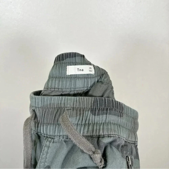 Aritzia Womens Size Xsmall Tna Alix Camo Jogger - Picture 8 of 13